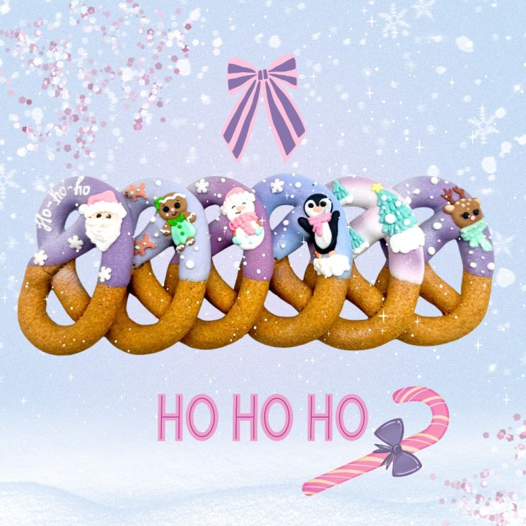 Say hello to the cosiest cookies in the stable: Christmas Candy Horse Pretzels with Icing!